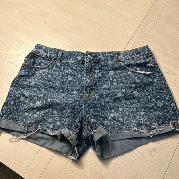 Time and Tru Pants - TIME and TRU mid rise blue floral shorts